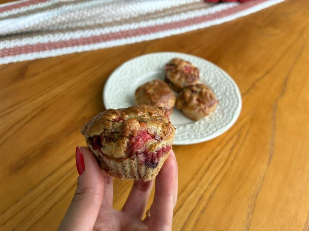 Porção de Bolo de Limão com Morango para processo de emagrecimento saudável