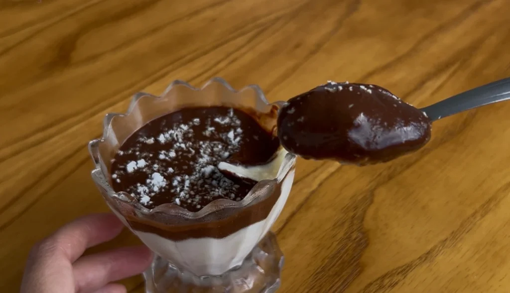 Mousse de prestigio com colher - receita nutritiva saudável e gostosa